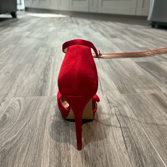 Nina Shoes Red Velvet Heels with Bow Detail - Picture 3 of 5